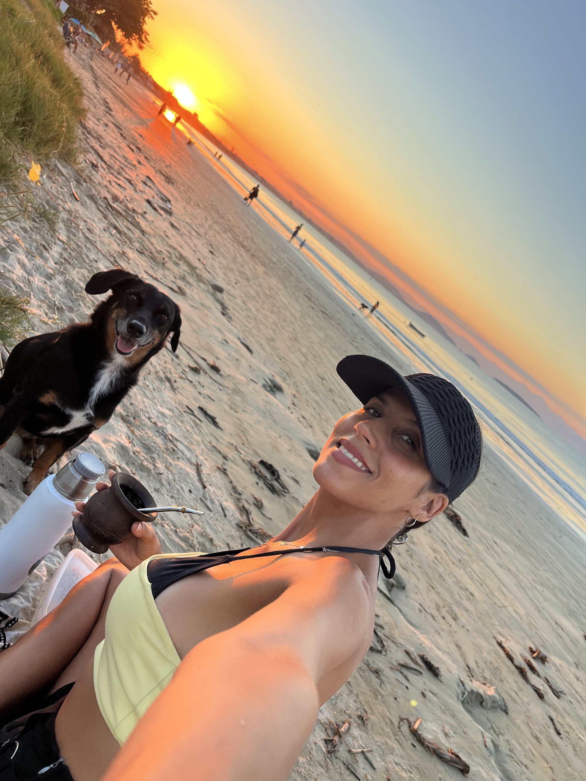 Maga con su perra en la playa de Búzios